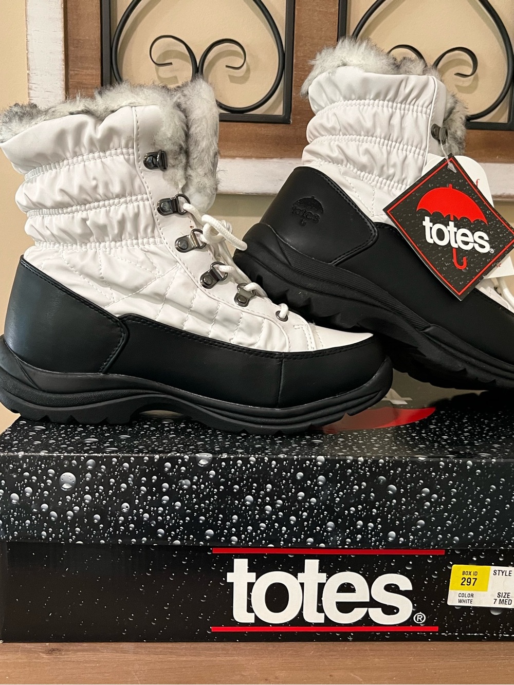 NEW Womens Size 7 TOTES Winter Snow Faux Fur White and Black Boots